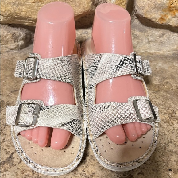 LA PLUME Jen White Snake Print Buckle Strap Slide Slip On Sandals 37 EU or 7 US - Picture 3 of 7